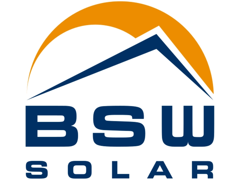 Das Bild zeigt das Logo von BSW-Solar mit einem stilisierten, orangefarbenen Halbkreis, der eine aufgehende Sonne symbolisiert. Darunter befindet sich ein dunkelblaues, spitzes Dreieck, das ein Dach darstellt, sowie der Schriftzug ‚BSW SOLAR‘ in kräftigen, blauen Großbuchstaben.