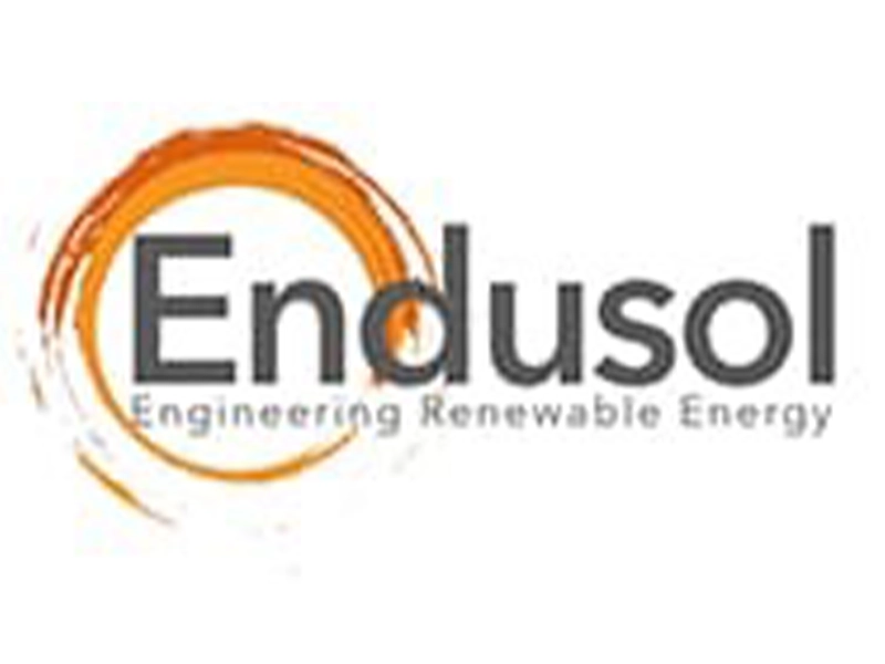 Das Bild zeigt das Logo von Endusol mit einem modernen, grauen Schriftzug und dem Slogan ‚Engineering Renewable Energy‘. Um das Logo verläuft ein dynamischer, orangefarbener Kreis, der an die Sonne und den Kreislauf erneuerbarer Energien erinnert.