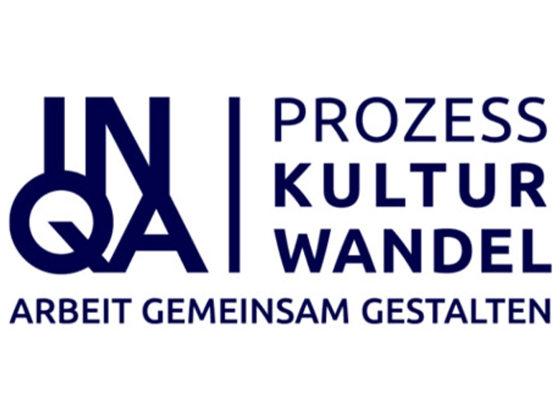 Das Bild zeigt das Logo von INQA (Initiative Neue Qualität der Arbeit) mit dem Schriftzug ‚PROZESS KULTUR WANDEL‘ und dem Slogan ‚ARBEIT GEMEINSAM GESTALTEN‘ in blauer Schrift. Das Logo steht für die Förderung von Arbeitsqualität, kulturellem Wandel und innovativen Prozessen in der Arbeitswelt.