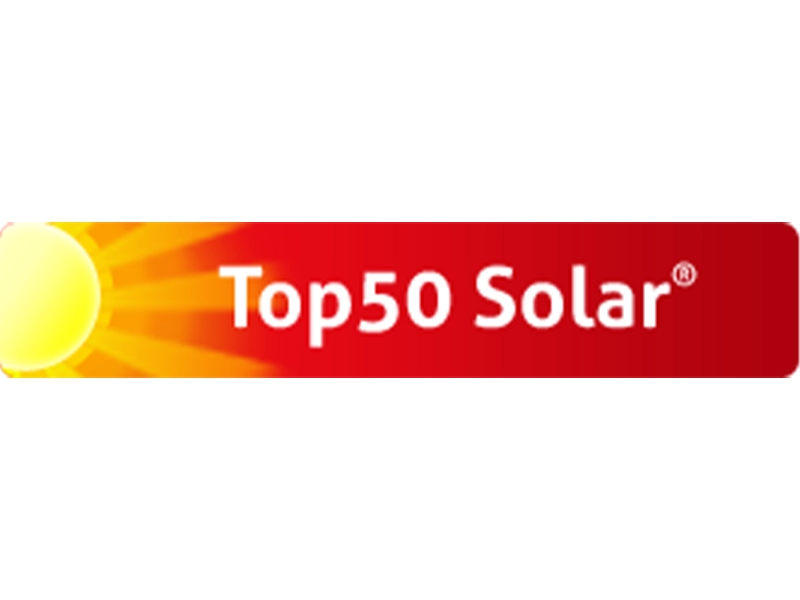 Das Bild zeigt das Logo von Top50 Solar mit einem leuchtenden Sonnensymbol auf der linken Seite und dem Schriftzug ‚Top50 Solar®‘ in weißer Schrift auf rotem Hintergrund. Das Logo steht für eine Plattform, die führende Unternehmen und Innovationen im Bereich der Solarenergie präsentiert.