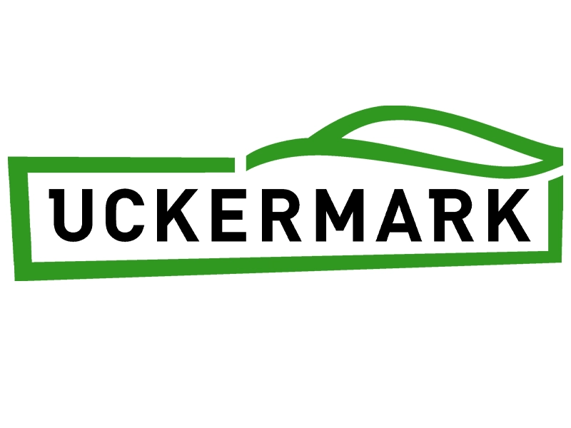 Das Bild zeigt das Logo der Uckermark mit einem stilisierten grünen Rahmen und einer geschwungenen Linie, die eine hügelige Landschaft symbolisiert. Der Schriftzug ‚UCKERMARK‘ ist in schwarzer, markanter Schrift hervorgehoben und steht für die Region im Nordosten Brandenburgs.