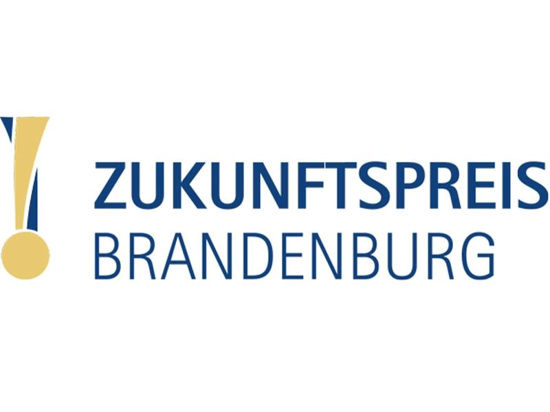 Das Bild zeigt das Logo des Zukunftspreises Brandenburg mit einem stilisierten Ausrufezeichen in Gold und blauem Schriftzug. Der Zukunftspreis Brandenburg zeichnet innovative Unternehmen und herausragende Projekte aus, die zur wirtschaftlichen Entwicklung der Region beitragen.