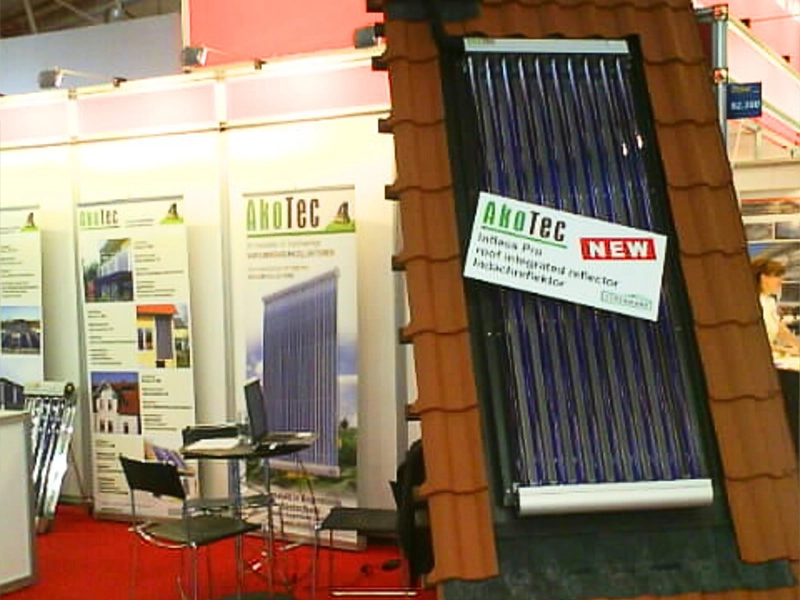 Messestand von AKOTEC SOLARTHERMIE mit Solarkollektor-Demonstration, Prospektständern und Informationsmaterial.