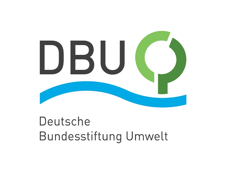 Logo der Deutschen Bundesstiftung Umwelt (DBU) mit einem stilisierten grünen Baumkreis und einer blauen Wellenlinie, die Nachhaltigkeit und Umweltschutz symbolisieren. Text: 'Deutsche Bundesstiftung Umwelt'. Förderlogo im Bereich Umwelttechnologie und Klimaschutz.