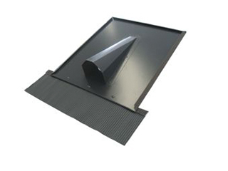 Schwarze Dach-Rohr-Durchführung aus Metall mit einer trapezförmigen Öffnung in der Mitte, geriffeltem Rand und rechteckiger Basis, fotografiert auf weißem Hintergrund.