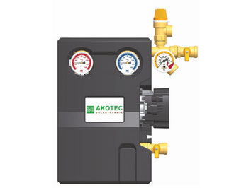 Das Bild zeigt eine Solar-Pumpstation der Marke AKOTEC, Modell HE Basic 2-Strang ohne Regler. Die kompakte Einheit verfügt über zwei Manometer zur Drucküberwachung, farblich gekennzeichnet in Rot und Blau, sowie mehrere gelbe Anschlussventile für den hydraulischen Anschluss.