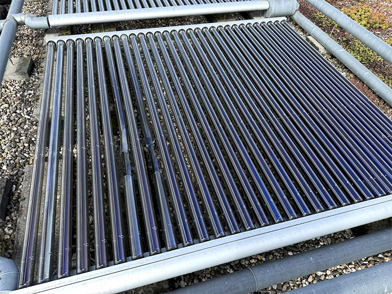 Vakuumröhrenkollektor für Solarthermieanlage auf Kiesdach – effiziente Wärmeerzeugung mit MEGA Collector von Akotec.