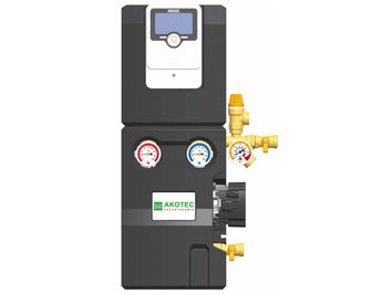 Das Bild zeigt eine Solar-Pumpstation der Marke AKOTEC mit integriertem Regler. Die Einheit verfügt über ein digitales Display zur Systemsteuerung, zwei farblich gekennzeichnete Manometer in Rot und Blau zur Drucküberwachung sowie mehrere gelbe Anschlussventile für den hydraulischen Anschluss.