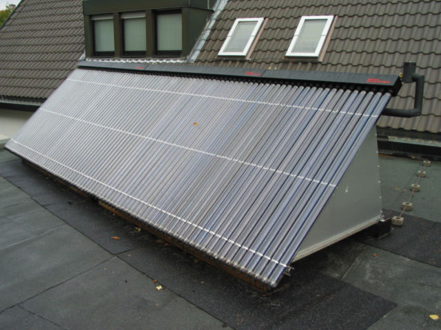 Das Bild zeigt eine großflächige Solarthermie-Anlage mit Vakuumröhrenkollektoren auf einem Flachdach.