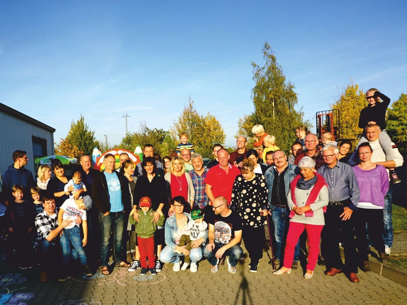 Gruppe von Personen auf einer Bühne bei der Verleihung des Innovationspreises 2019 in Berlin-Brandenburg. Zwei Preisträgerinnen halten eine Urkunde und eine Trophäe, symbolisch für herausragende Leistungen im Bereich Innovation.